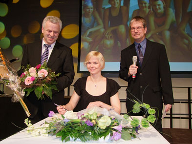 Foto: Bürgermeister Jürgen Polzehl, Britta Steffen und MOZ-Redakteur Jörg Matthies