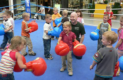 Foto: viele Kinder im Boxring mit großen Boxhandschuhen
