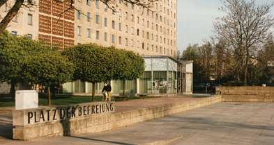 Foto: Platz der Befreiung mit der Beschriftung 1993