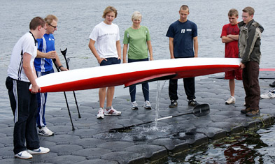 Foto: Schüler bergen ein Boot unter Anleitung.