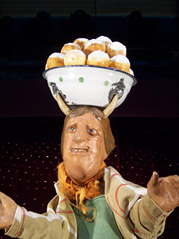 Foto: Teufel mit einer Schüssel voll Pfannkuchen auf den Hörnern