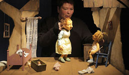 Foto: Szene mit zwei Puppen und der Puppenspielerin