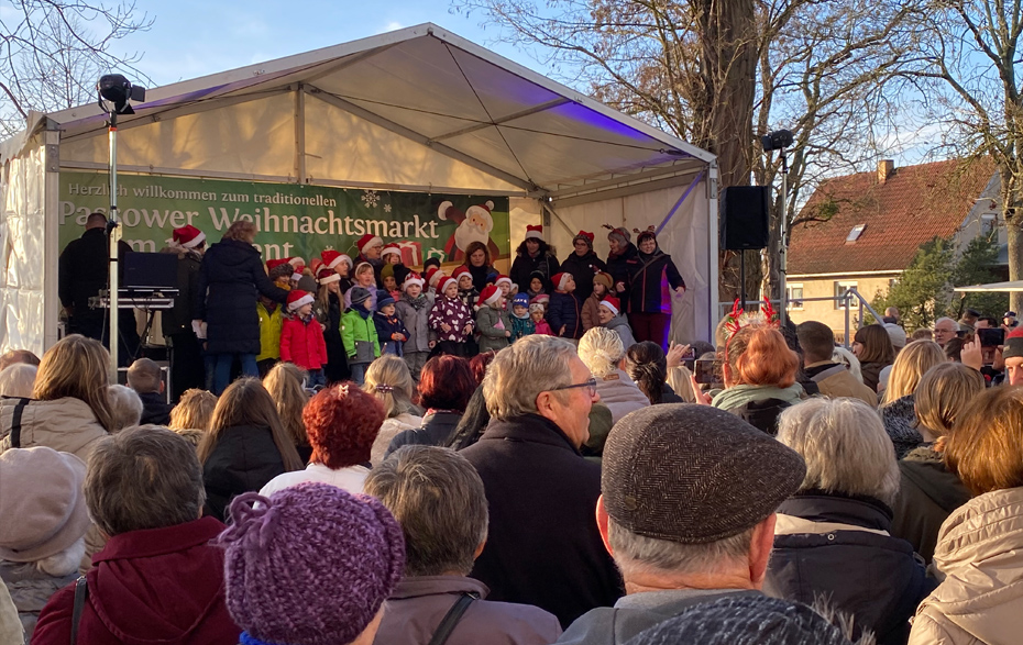 Foto: viele Gäste vor der Bühne mit Kinderchor