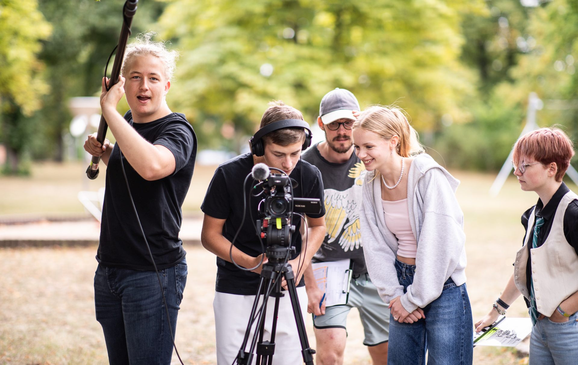 Foto: Jugendliche beim Filmen Foto: Jugendliche beim Filmen