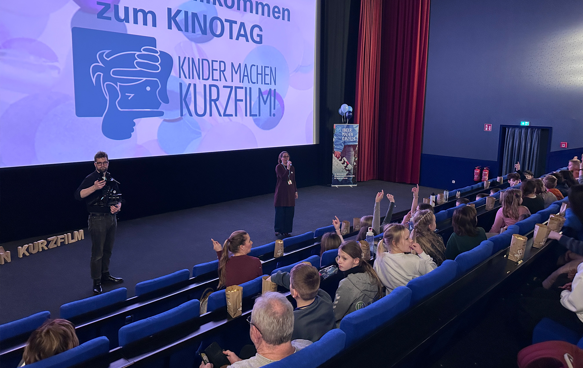 Foto: Ansprache der Organisatoren im Kinosaal Foto: Ansprache der Organisatoren im Kinosaal