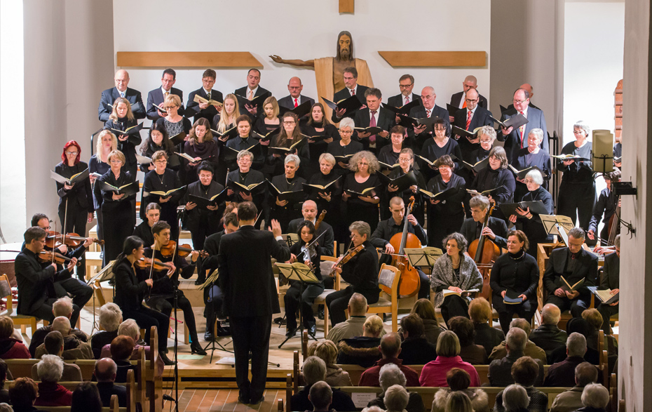 Foto: singender Chor und spielendes Streichensemble in der Kirche