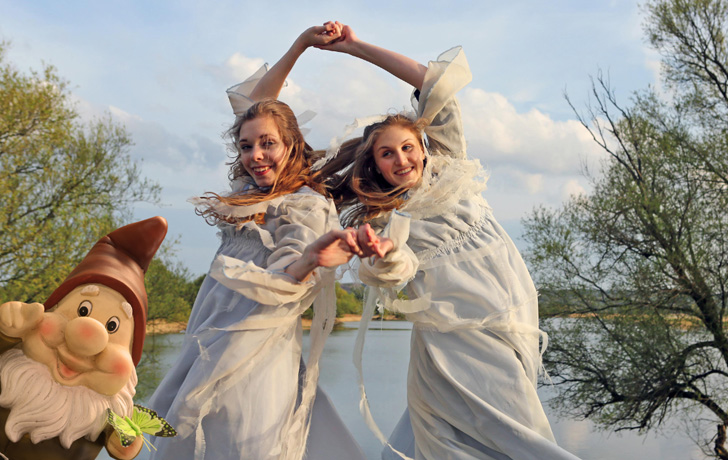 Foto: ein Zwerg und 2 Feen vor der Flussaue