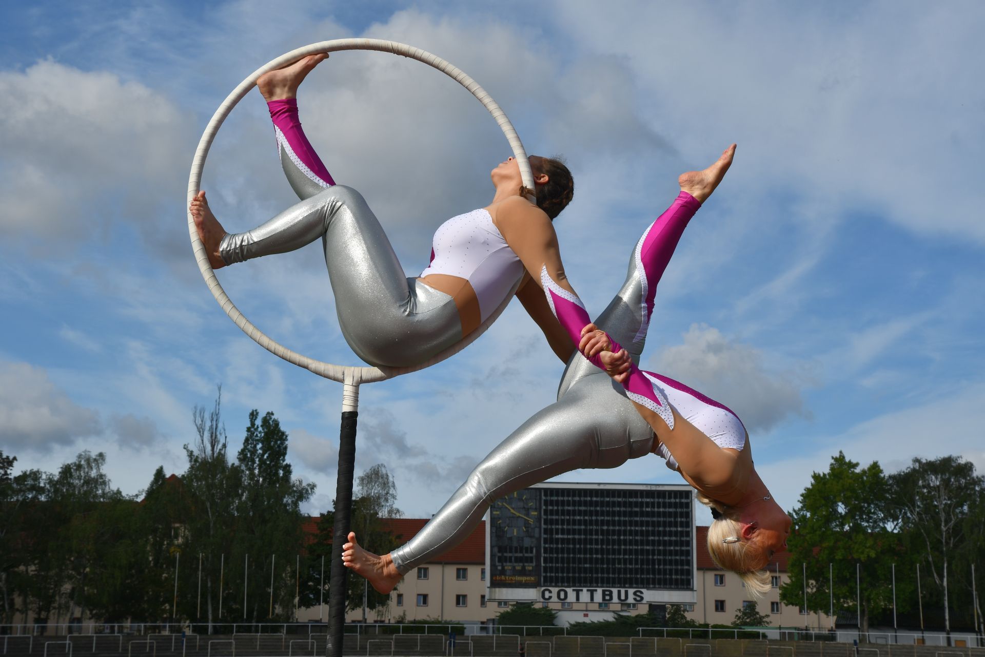 Foto: 2 Akrobatinnen in Aktion