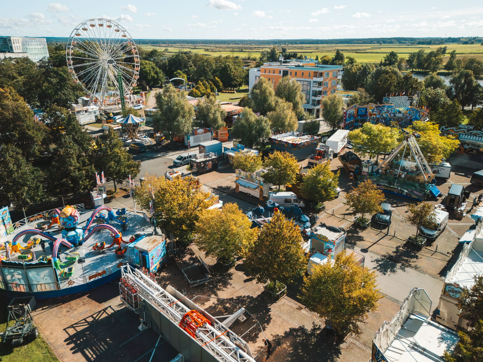 Luftbild: Rummel mit Riesenrad Luftbild: Rummel mit Riesenrad