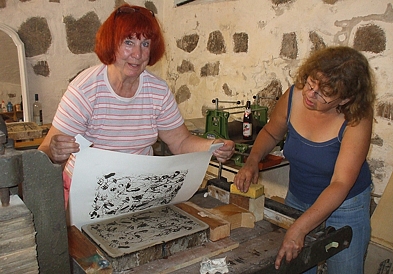 Marianne Gielen und Susanne Hoppe beim Druck von Lithografienin der Druckwerkstatt.