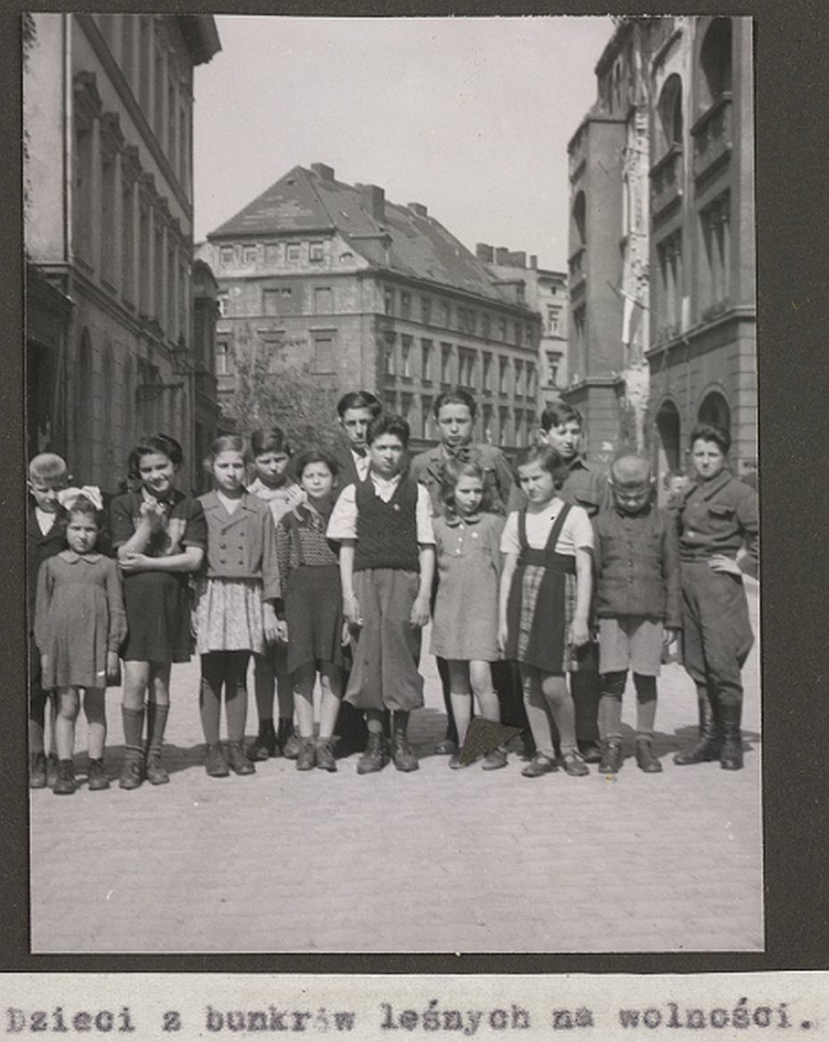 Gruppe Kinder steht in einer Straße
