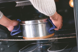 Foto: Ein Topf wird in den Backofen geschoben.