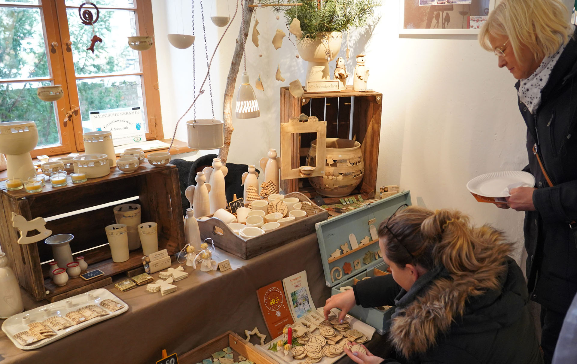 Foto: Zwei Fraen beim Betrachten des Keramik-Standes Foto: Zwei Fraen beim Betrachten des Keramik-Standes