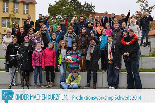 Foto: Gruppenfoto beteiligten Kinder und Erwachsene am Produktionsworkshop.