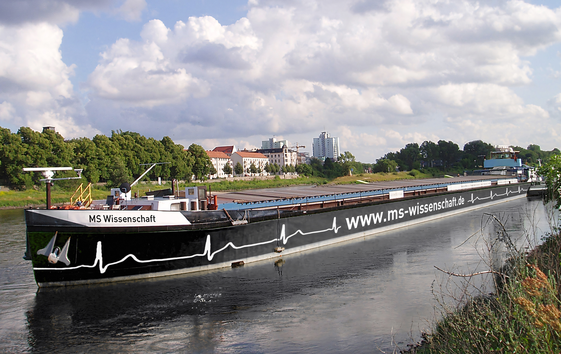 Foto: Schiff auf einer Wasserstraße