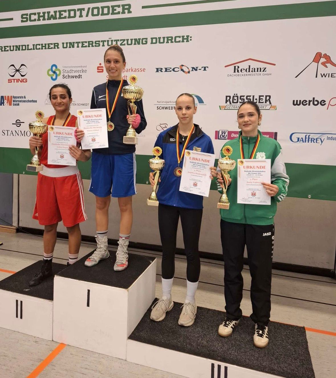 Foto: Siegerpodest mit 4 Frauen Foto: Siegerpodest mit 4 Frauen