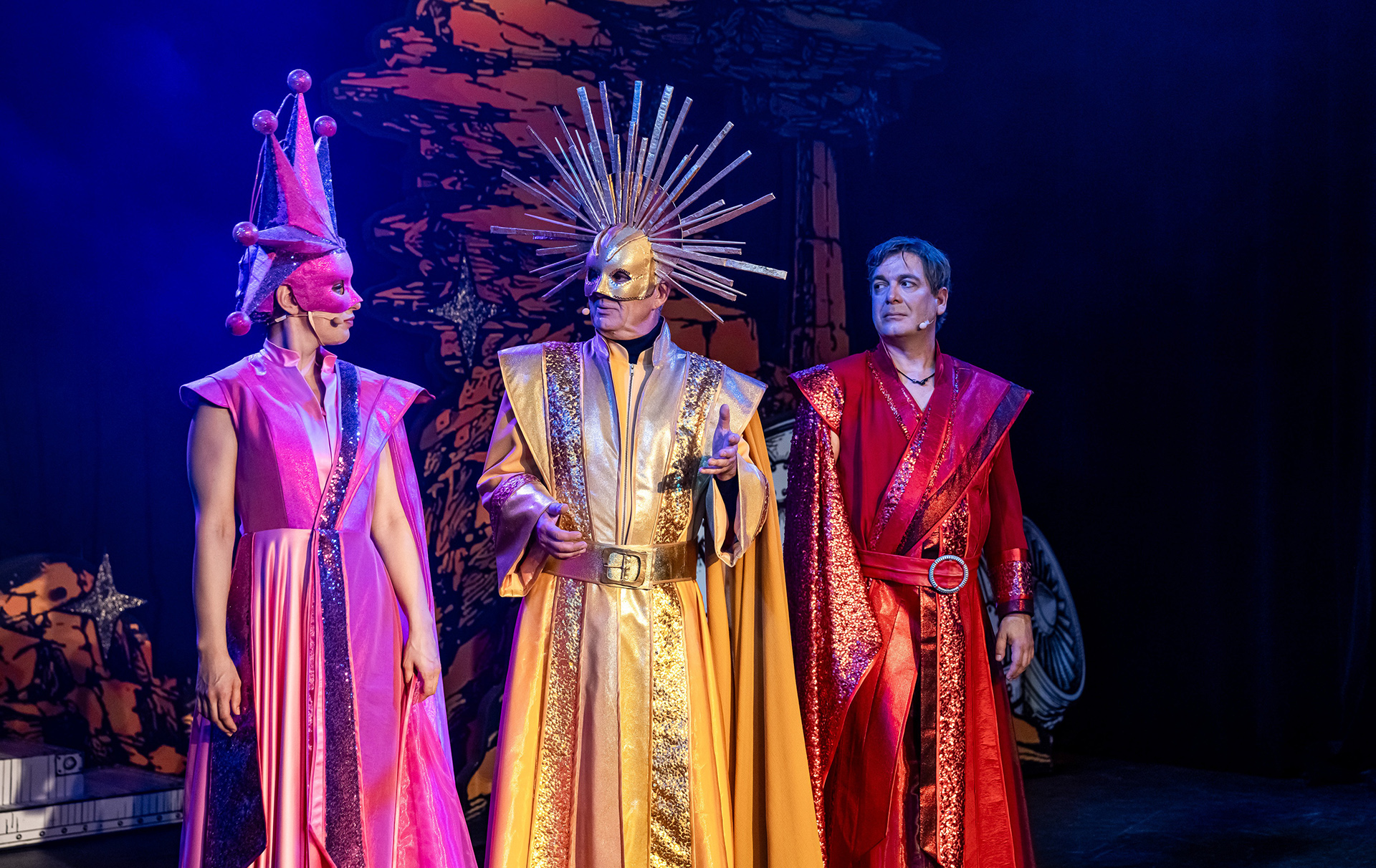 Foto: 3 Schauspieler in farbenprächtigen Kostümen