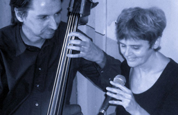 Foto: Klaus Axenkopf und  Petra Liesenfeld beim Musizieren