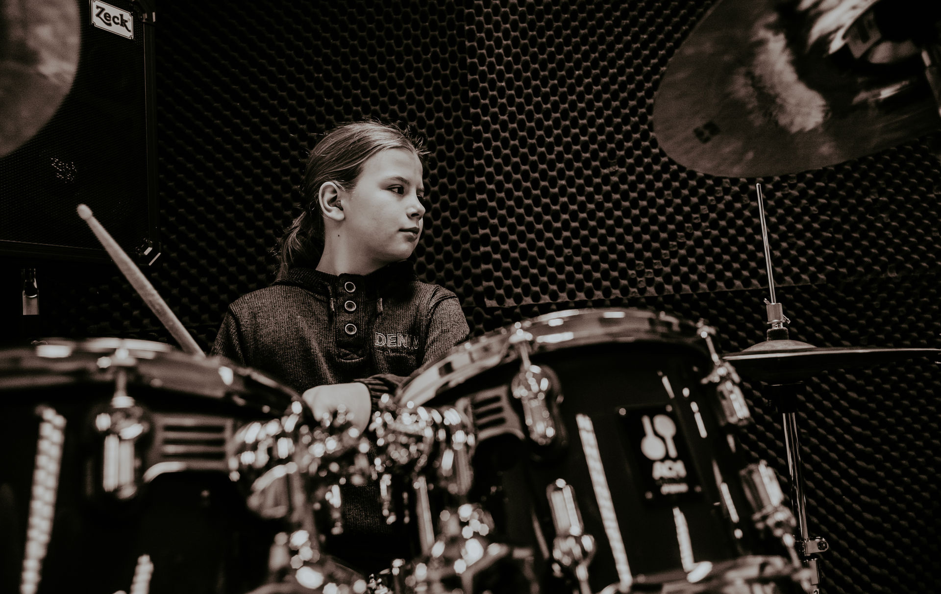 Foto: junger Musiker am Schlagzeug Foto: junger Musiker am Schlagzeug