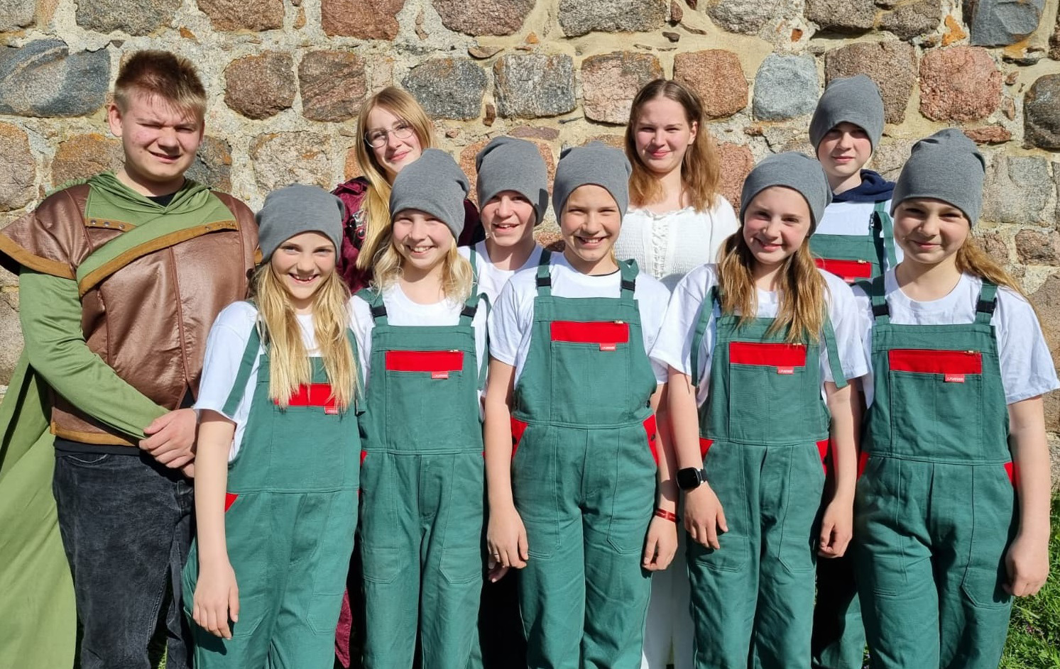 Gruppenfoto mit den jungen Darstellern des Märchens