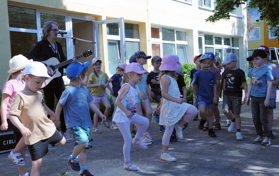 Foto: Uckis Spatzenkinder tanzen