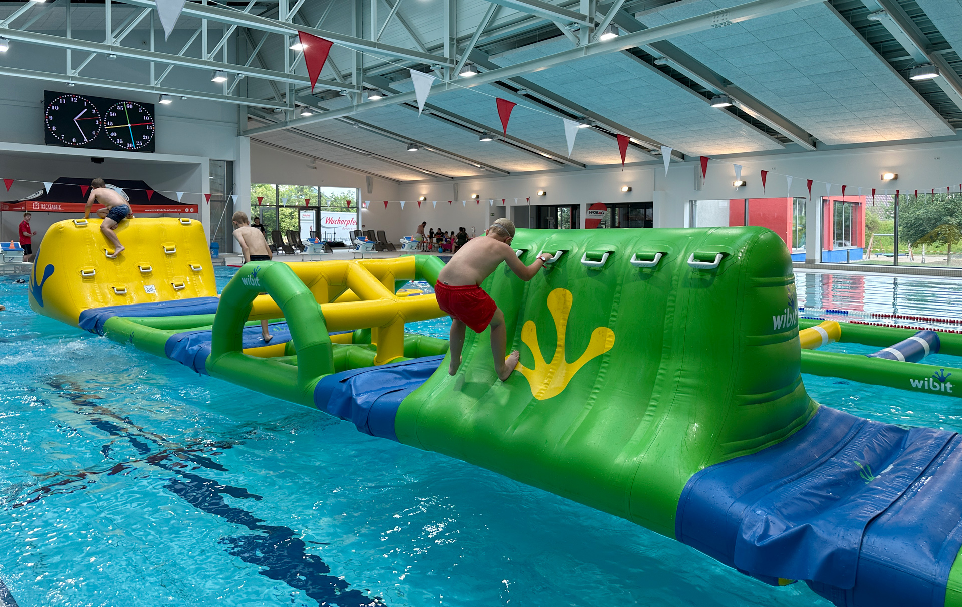 Foto: Hnderniselemente im Schwimmbecken Foto: Hnderniselemente im Schwimmbecken