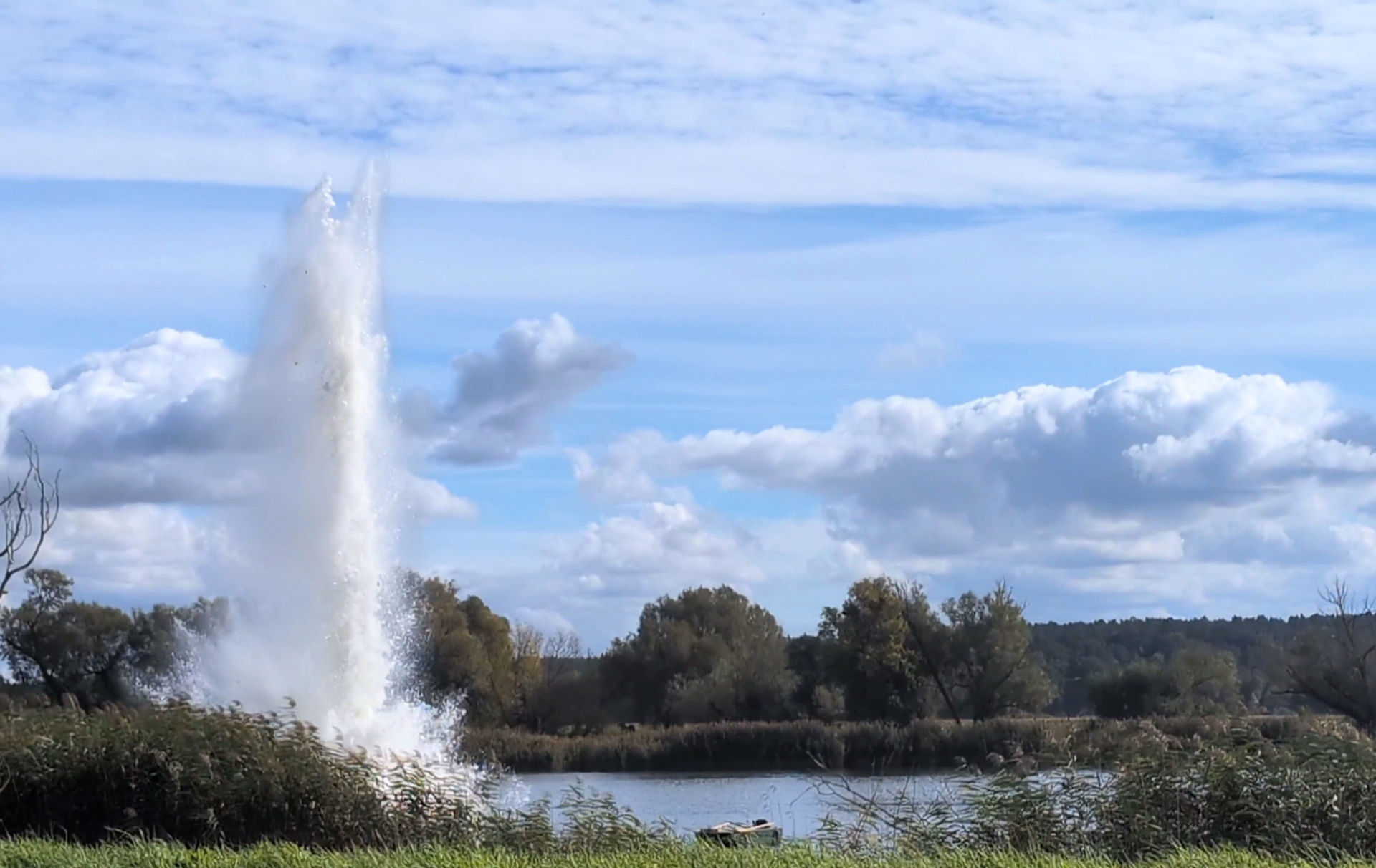 Foto: Wasserfontäne schießt aus dem Wasser Foto: Wasserfontäne schießt aus dem Wasser