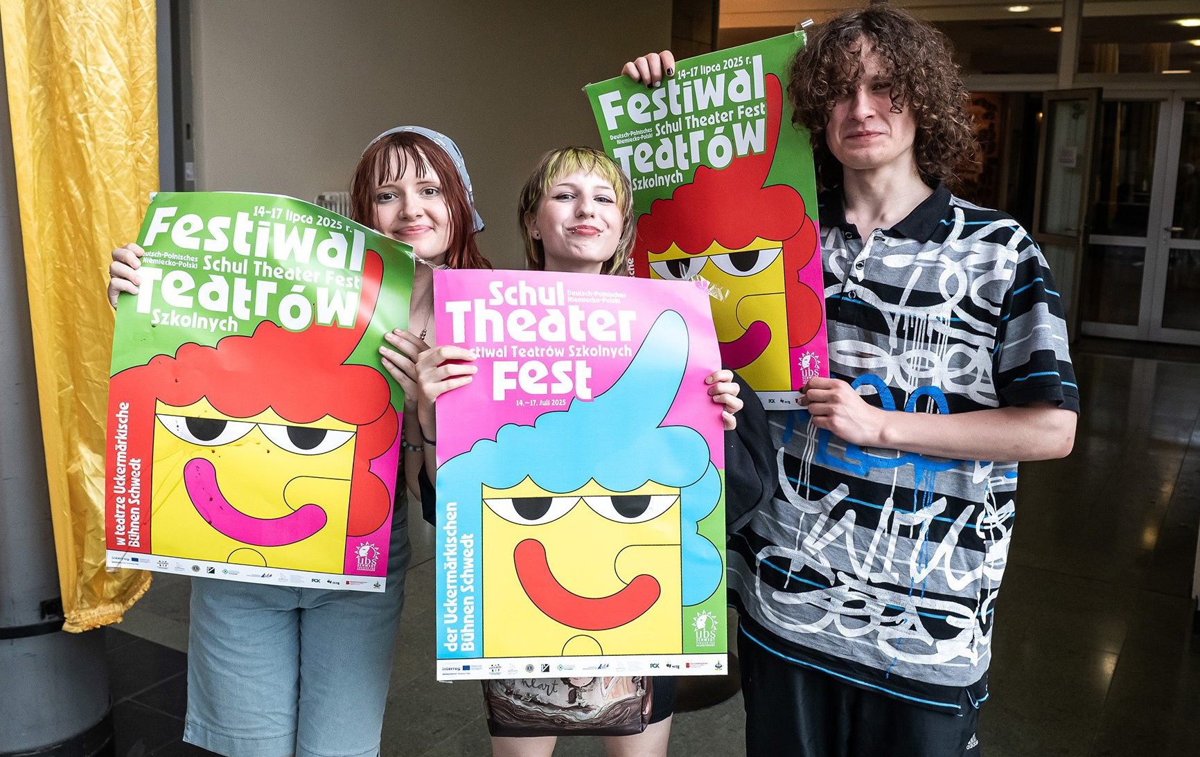 Foto: 3 Personen mit Plakaten in den Händen