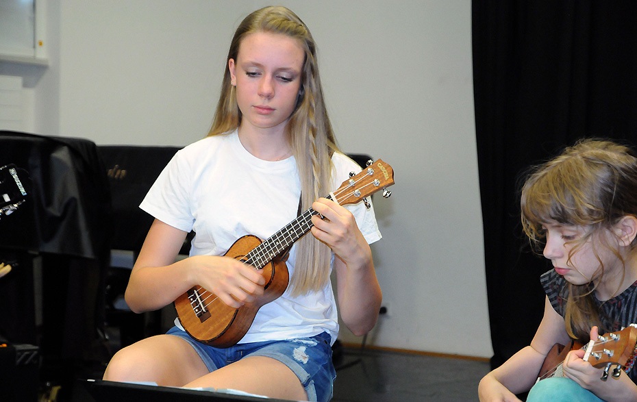 Foto: Schülerin spielt Ukulele