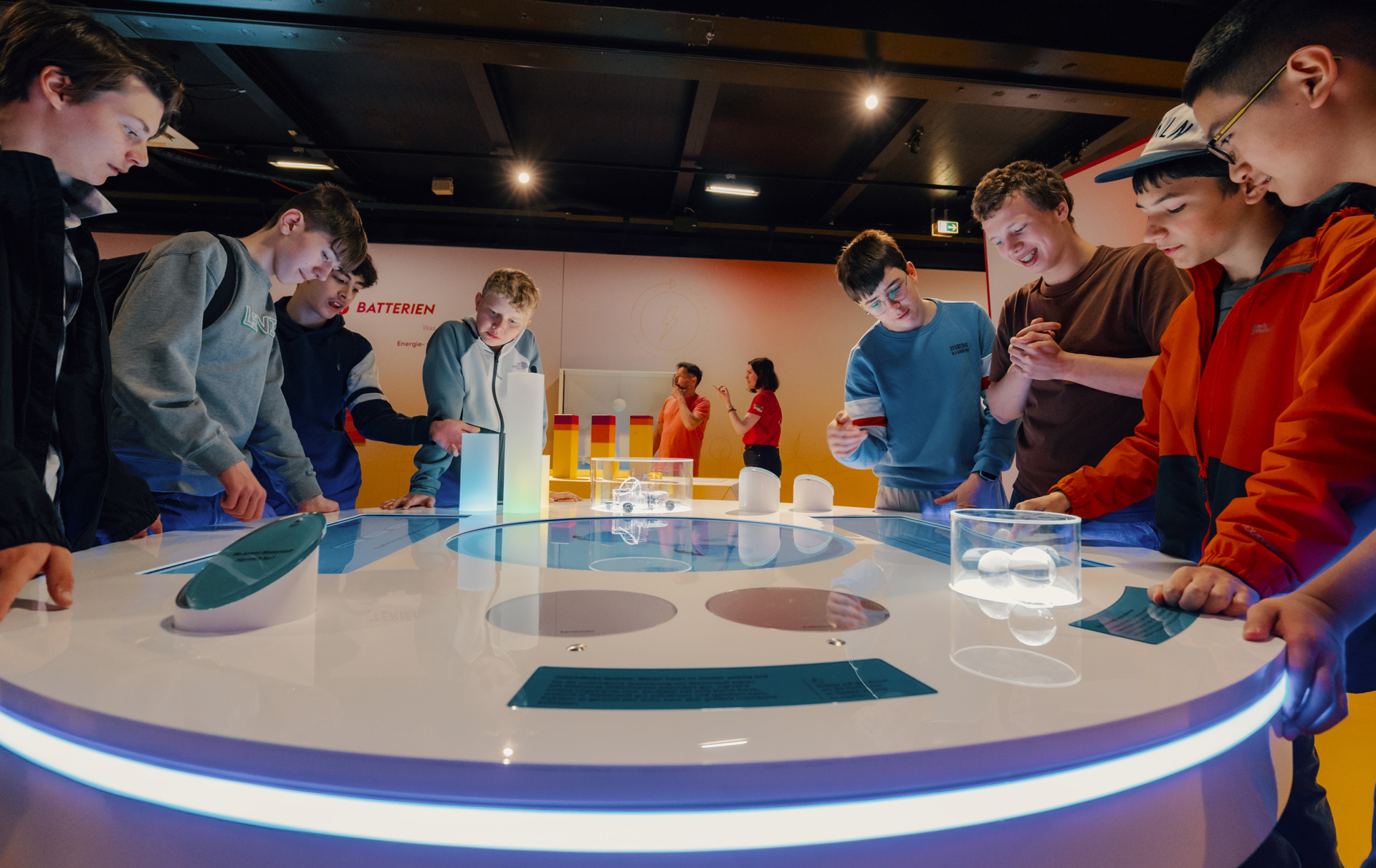 Foto: mehrere Jungs an einem runden Ausstellungstisch