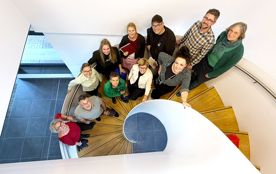 Gruppenfoto auf einer Wendeltreppe Gruppenfoto auf einer Wendeltreppe