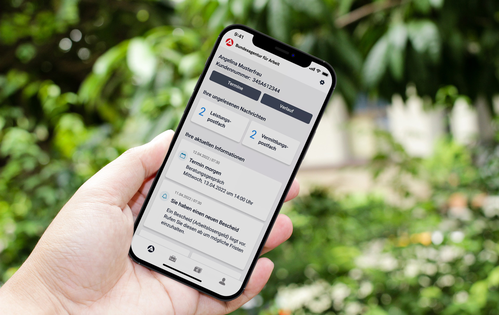Foto: Handy mit der BA-App in der Hand Foto: Handy mit der BA-App in der Hand