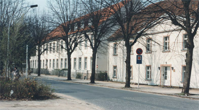 Foto: zwei helle Gebäude in der Bahnhofstraße