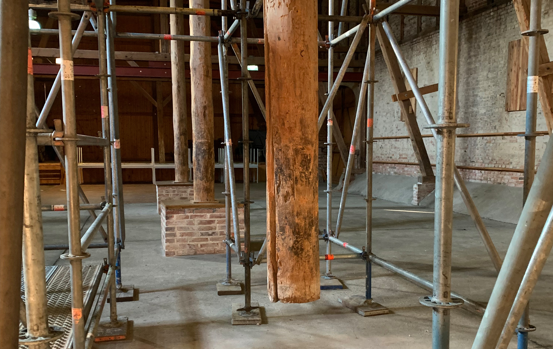 Foto: Gerüste in der Scheune Foto: Gerüste in der Scheune