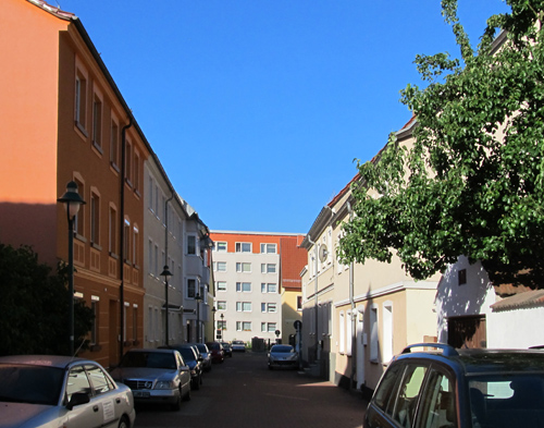 Foto: links und rechts mit einer Häuserzeile gesäumte Straße
