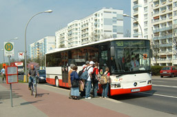 Foto: Bus an der Haltestelle Warenhaus