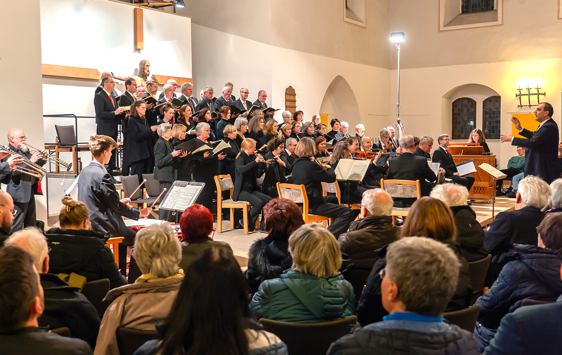 Foto: Chor in der Kirche mit Publikum Foto: Chor in der Kirche mit Publikum
