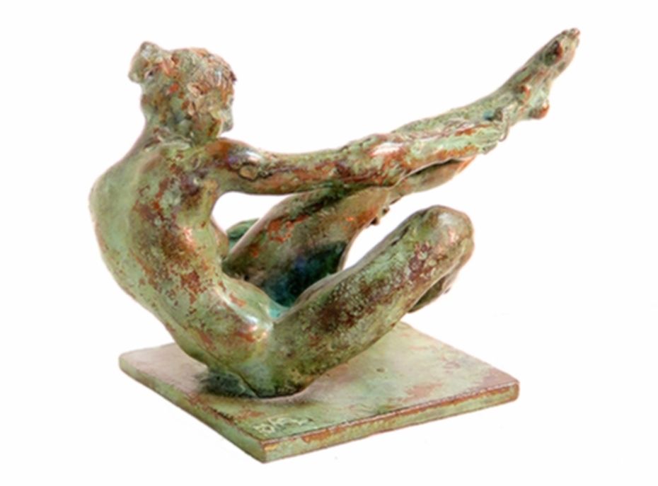 Arbeit eines Bildhauers: sitzende Frau rasiert sich das linke Bein