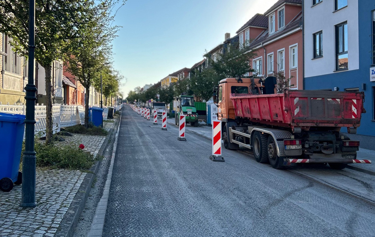 Foto: Blick in die gefräste Straße mit halbseitiger Sperrung Foto: Blick in die gefräste Straße mit halbseitiger Sperrung