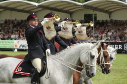 Foto: 3 Reiter mit Fanfaren