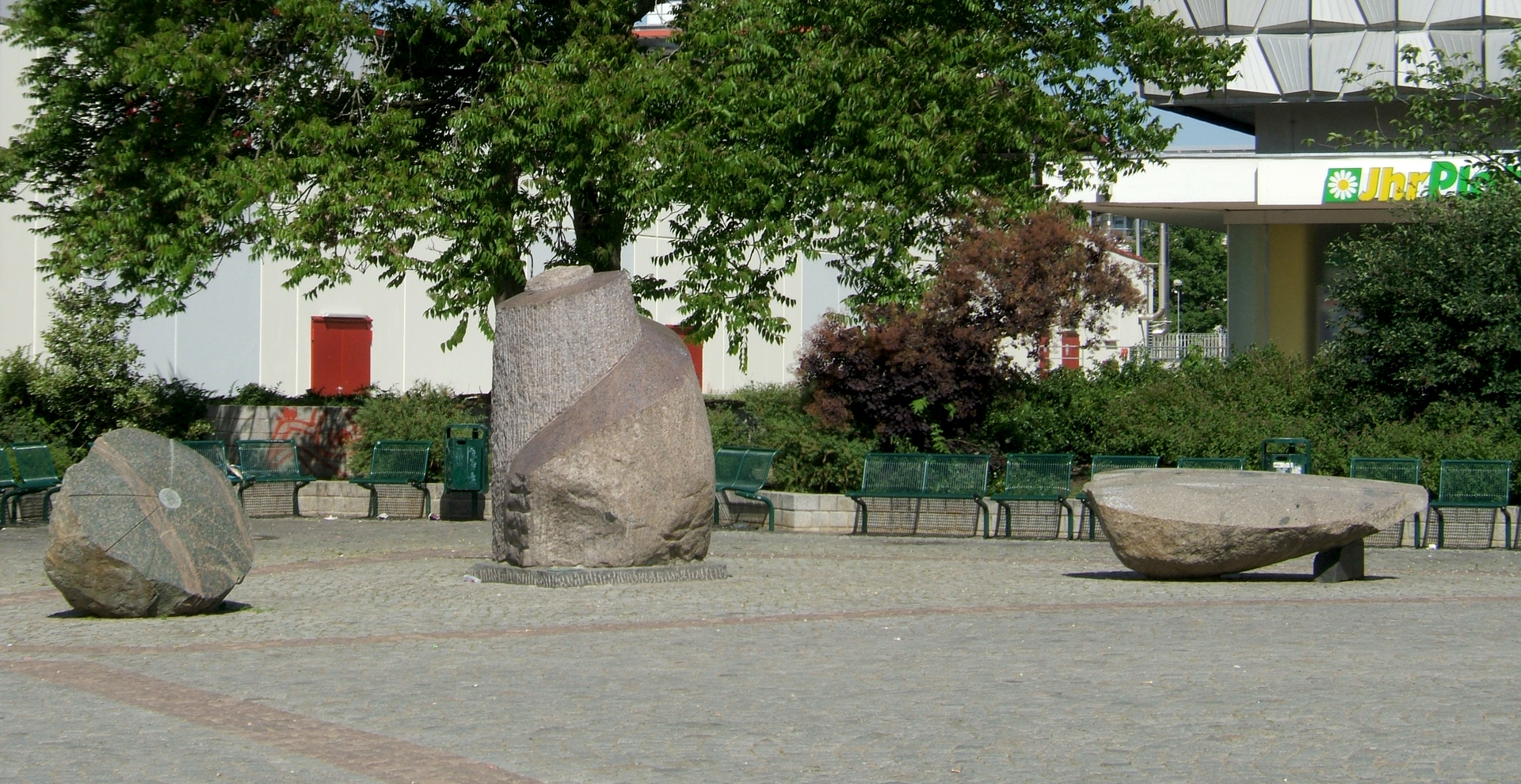 Foto: drei Granitsteine auf dem Platz der Befreiung