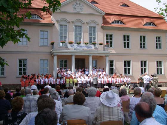 Foto: Chöre vor dem Schloss