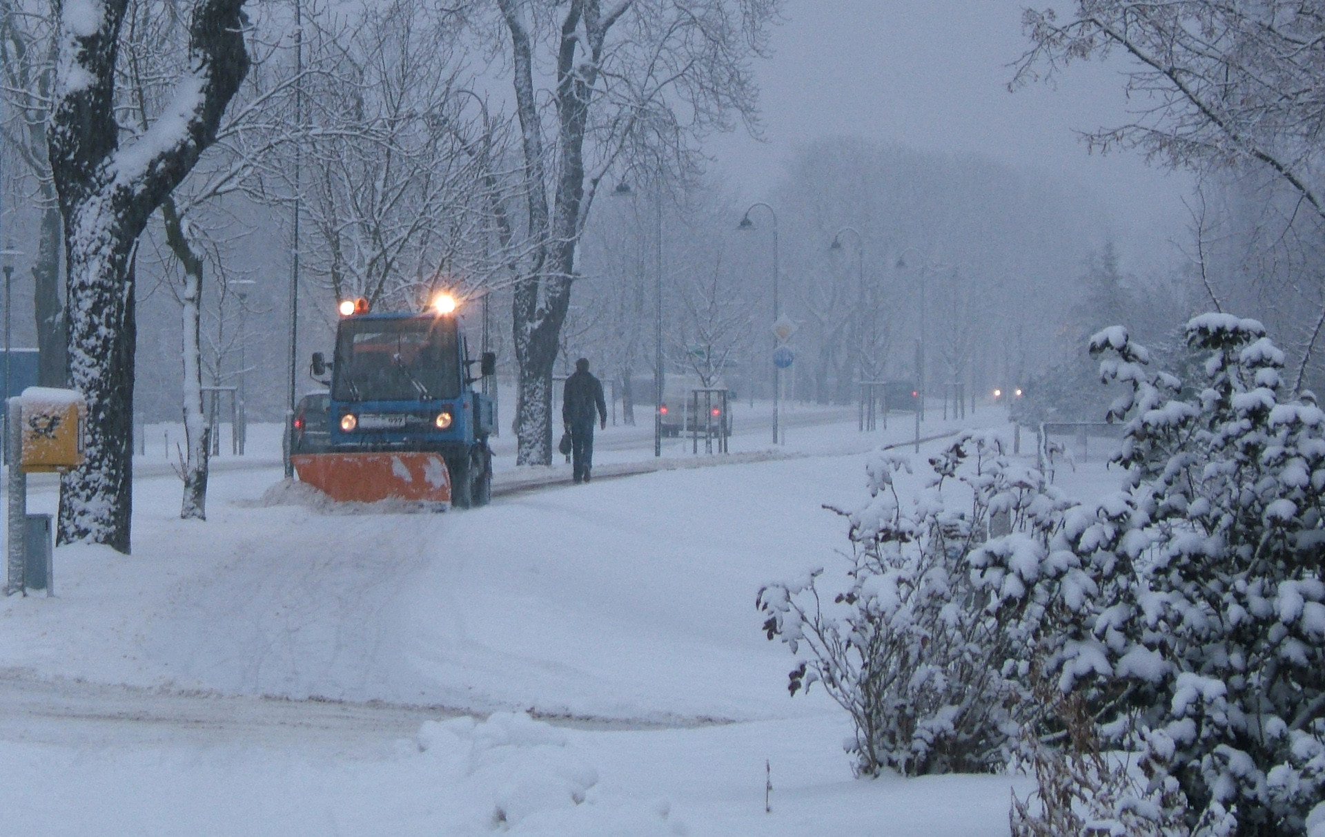 Foto: Räumfahrzeug auf verschneitem Weg