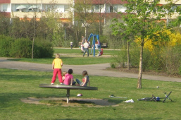 Foto: Spielplatz mit Kindern