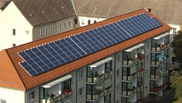 Foto: Solaranlage auf einem Mehrfamilienhaus