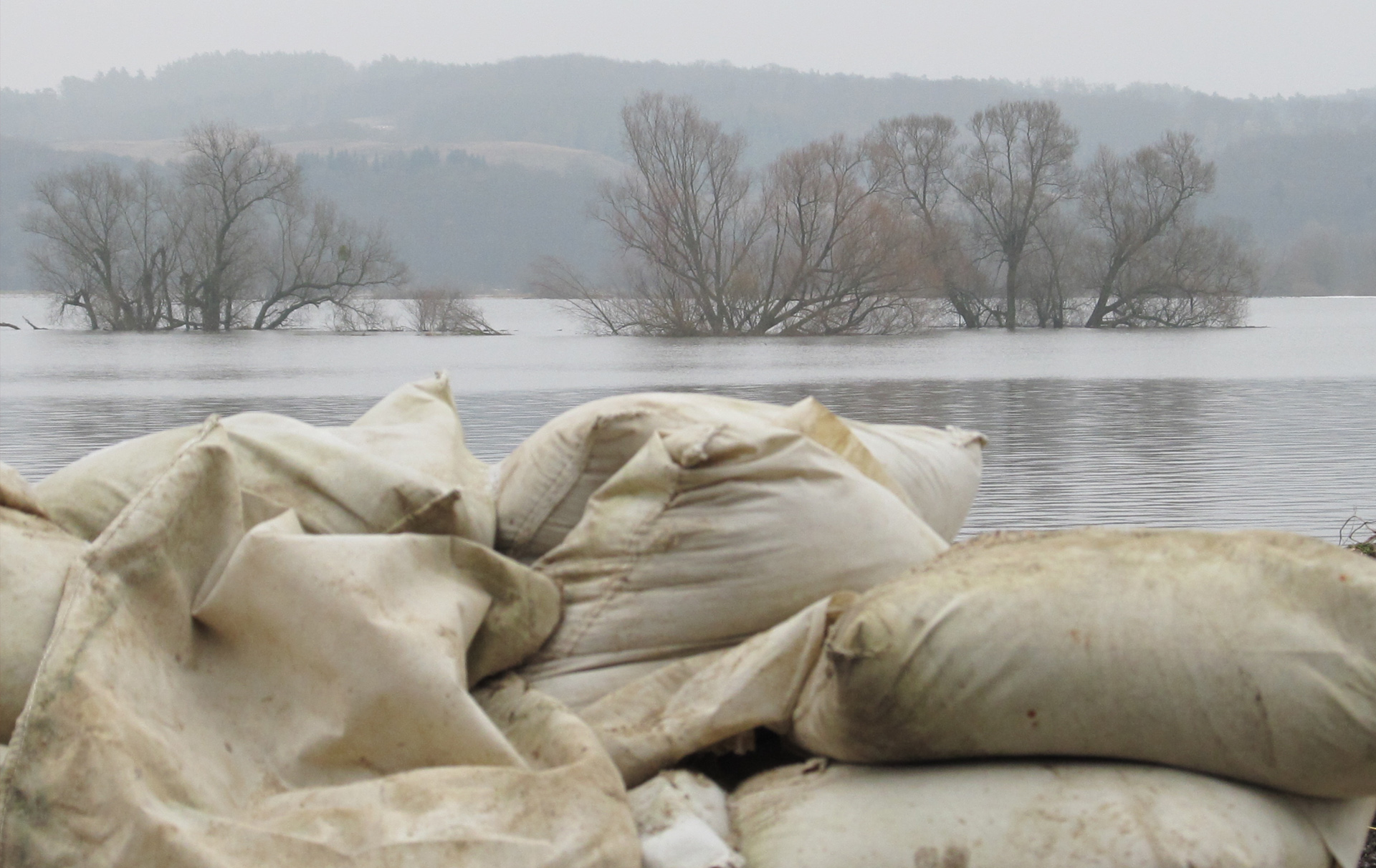 Foto: Sandsäcke vor Landschaft