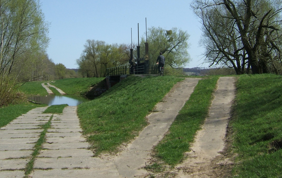 Foto: Oderdeich mit Auslaufbauwerk