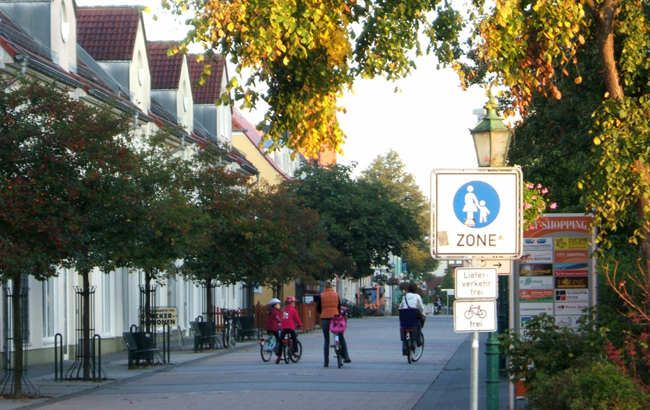 Foto: Blick in die Vierradener Straße mit Radfahrern, rechts das entsprechende Verkehrsschild