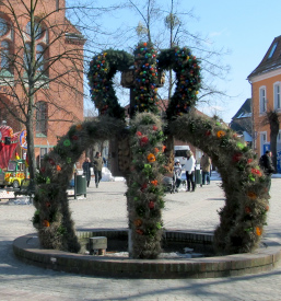 Foto: geschmückter Tabakbrunnen mit der Osterkrone