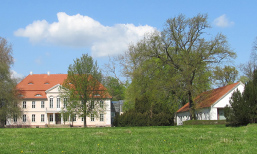 Foto: Schloss Criewen und Verwaltugnsgebäude